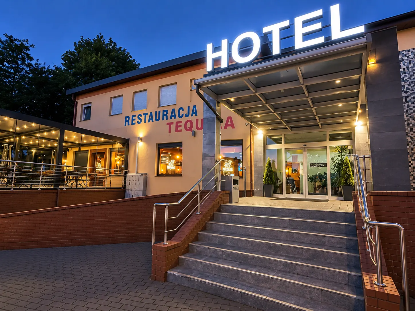 Hotel Tequila wieczorem – wejście główne