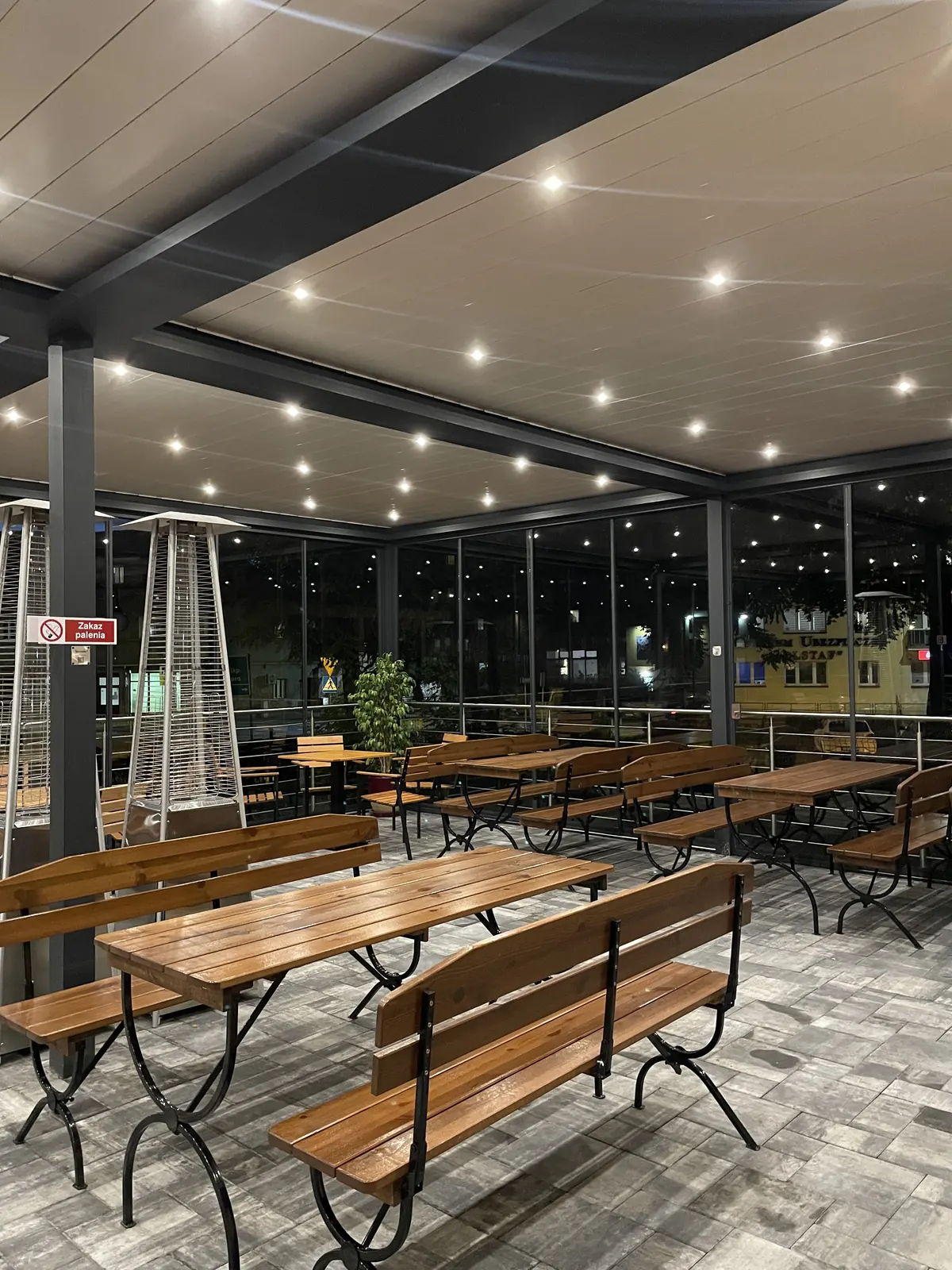 Taras restauracji wieczorem